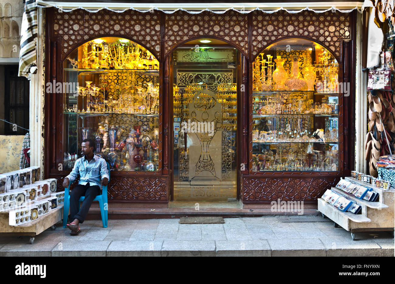 Le Caire, Egypte - 23 juil : un homme du vendeur attendre clients à l'extérieur de la boutique, rues de Khan El Khalili, un grand souk dans la Banque D'Images