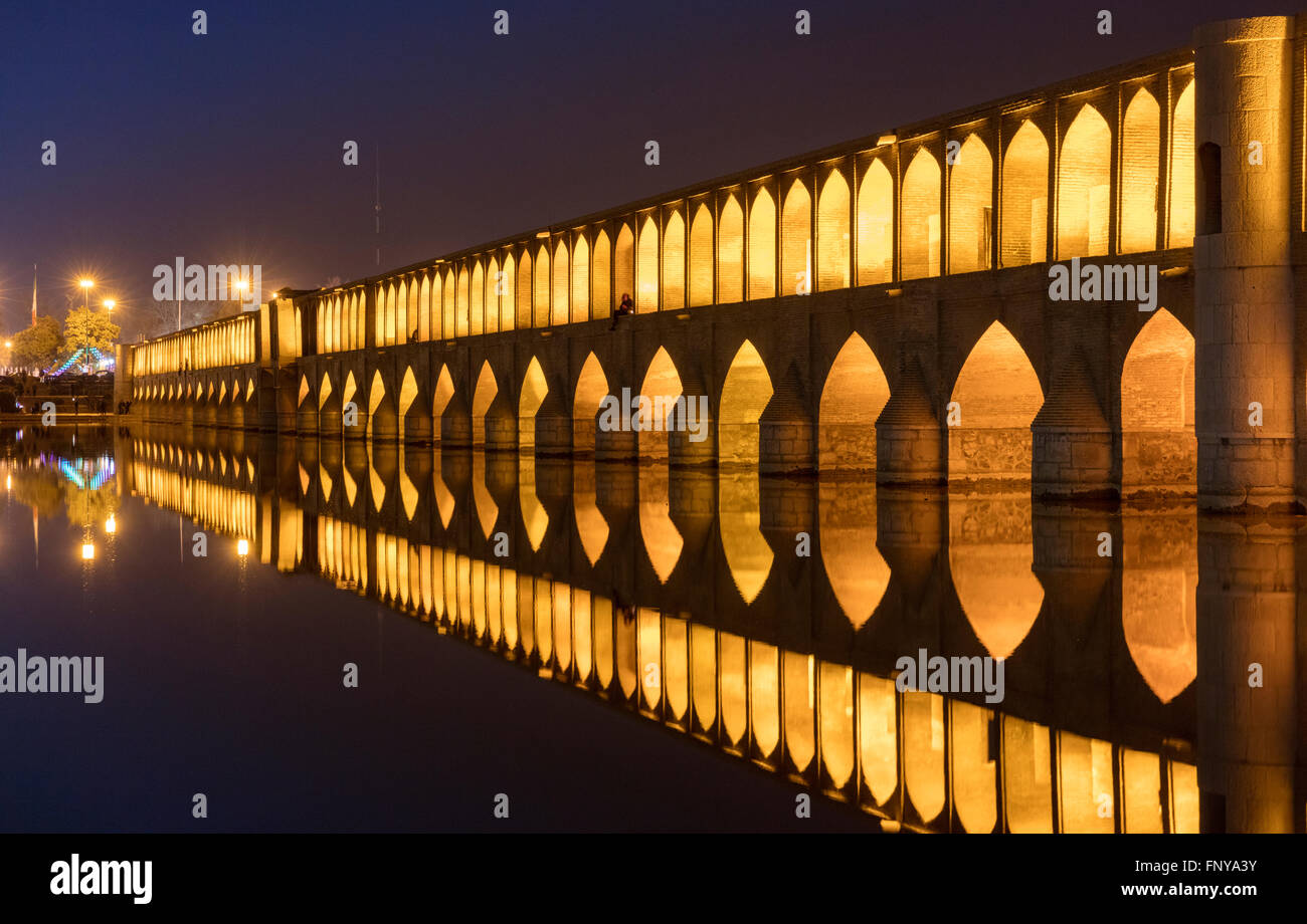 Courts de nuit vue sur le pont Allahverdi Khan (Se-O-se Pol, 33 Arches pont) sur la rivière Zayandeh, Isfahan, Iran. Banque D'Images