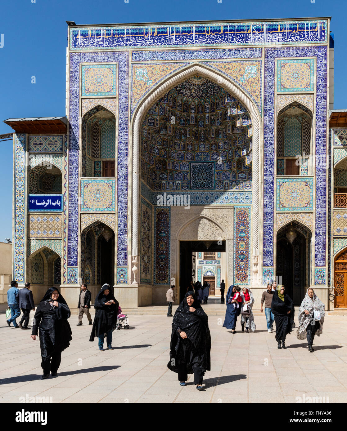 Les visiteurs, y compris les familles et tchador femmes, sur le parvis de la mausolée Shah Cheragh, Shiraz, Iran Banque D'Images