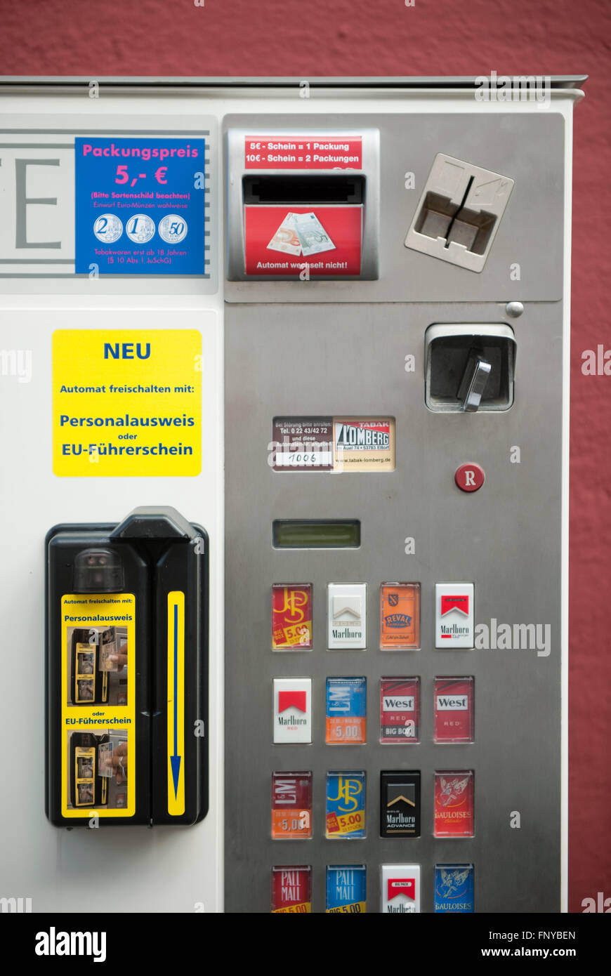 Deutschland, Nordrhein-Westfalen, Rhein-Sieg-Kreis, Siegburg, nur freischaltbar Zigarettenautomat mit oder Personalausweis Führe Banque D'Images