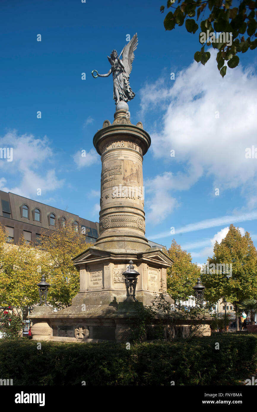 Deutschland, Nordrhein-Westfalen, Rhein-Sieg-Kreis, Siegburg, Marktplatz, das Kriegerdenkmal zum Gedenken an die in den Kriegen Banque D'Images