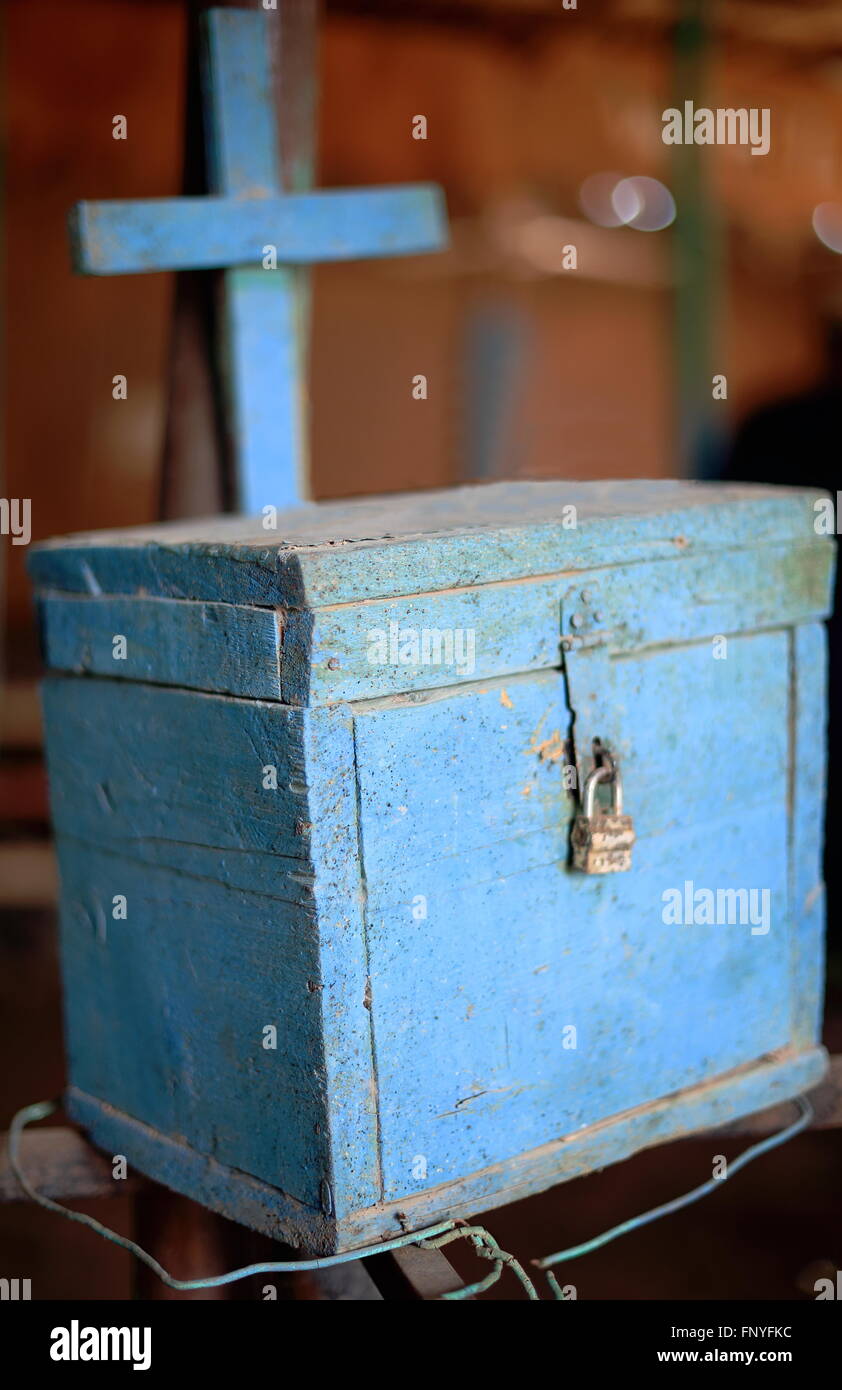 Chrétienne orthodoxe en bois peint bleu boîte de donation avec cadenas placé à l'intérieur d'une taverne sur la rue principale-Afrera Danakil-ville. Banque D'Images