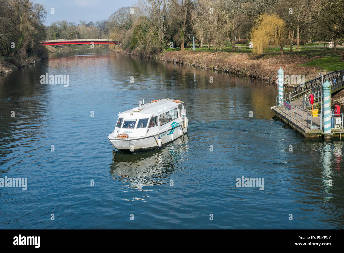 Aquabus à Cardiff City au départ de l'embarcadère de Bute Park sur la rivière Taff Banque D'Images
