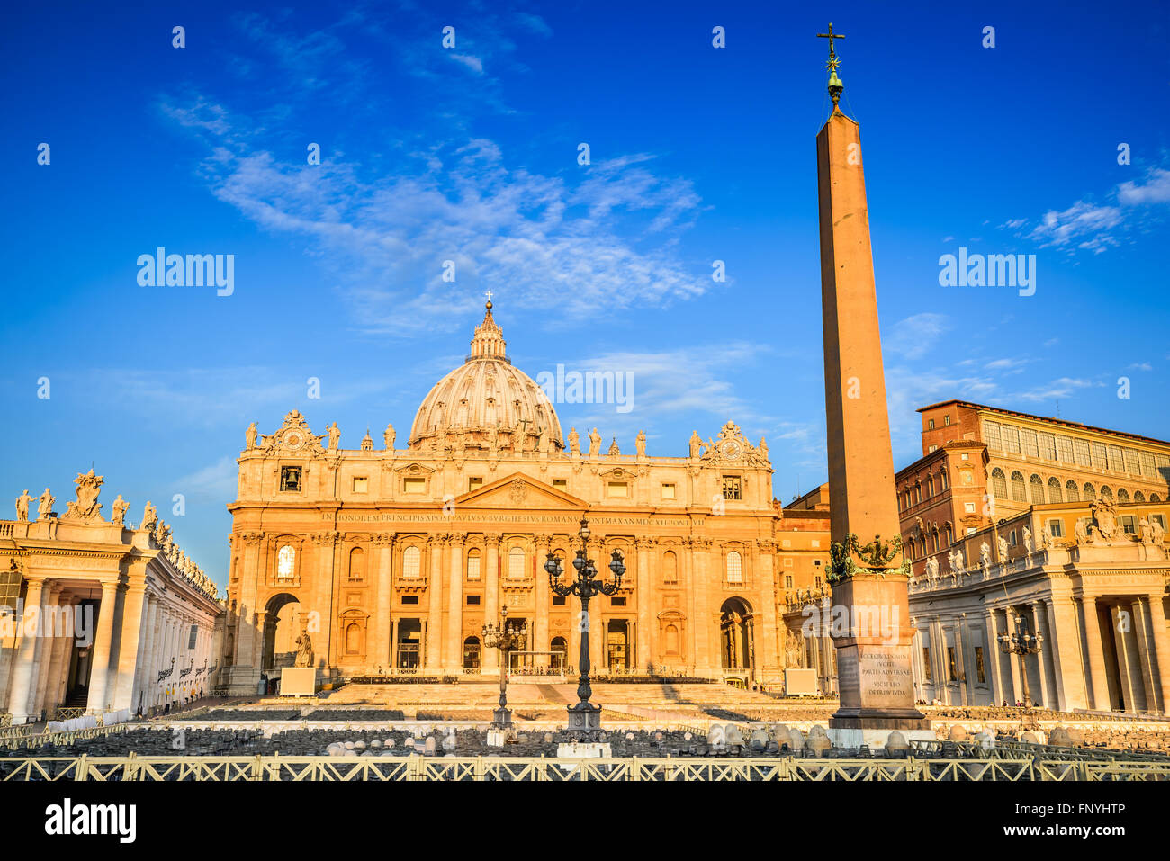Rome, Italie. La Place Saint Pierre et la Basilique Saint Pierre le matin, Cité du Vatican, Roma, Italia. Banque D'Images