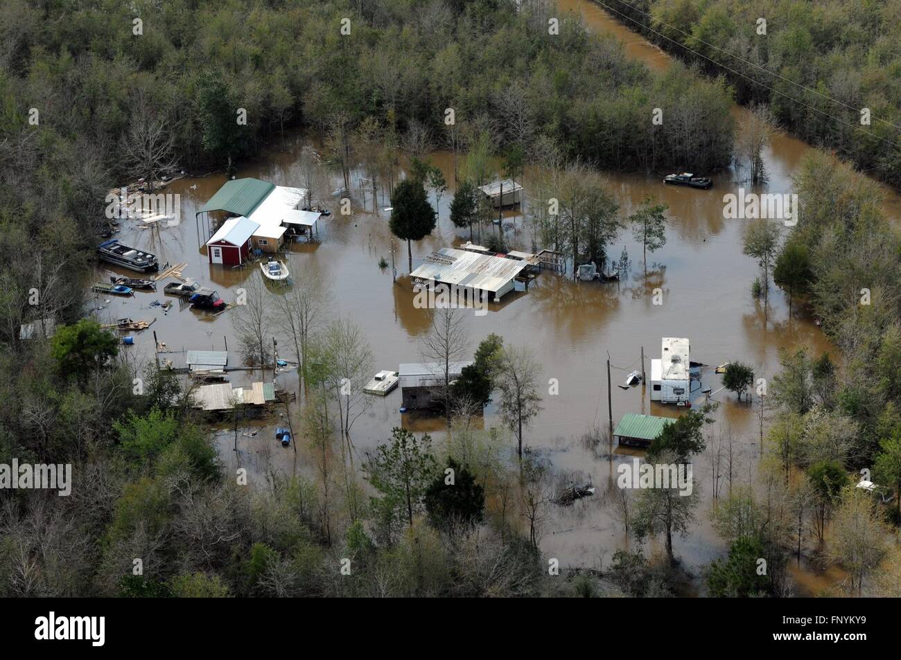 Vue aérienne de foyers submergés dans les eaux le long de la perle et de feuilles d'eau après les tempêtes de rupture record de pluie sous-évaluées dans tout le grand sud, 13 mars 2016 à Saint Tammany Parish, Louisiane. Banque D'Images