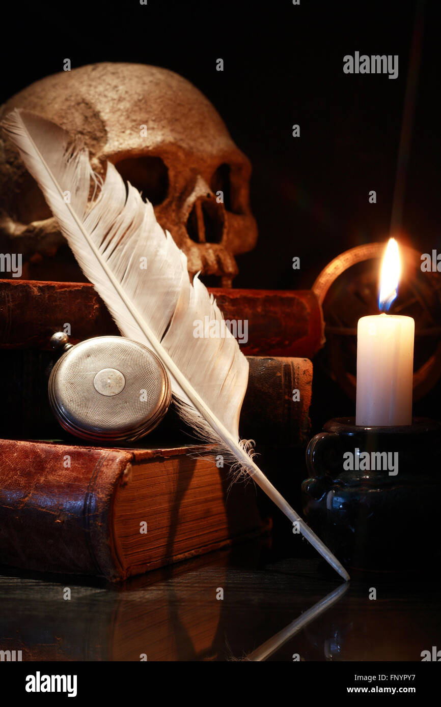 La science médiévale. Vintage still life avec de vieux livres et Quill près de bougie d'éclairage Banque D'Images