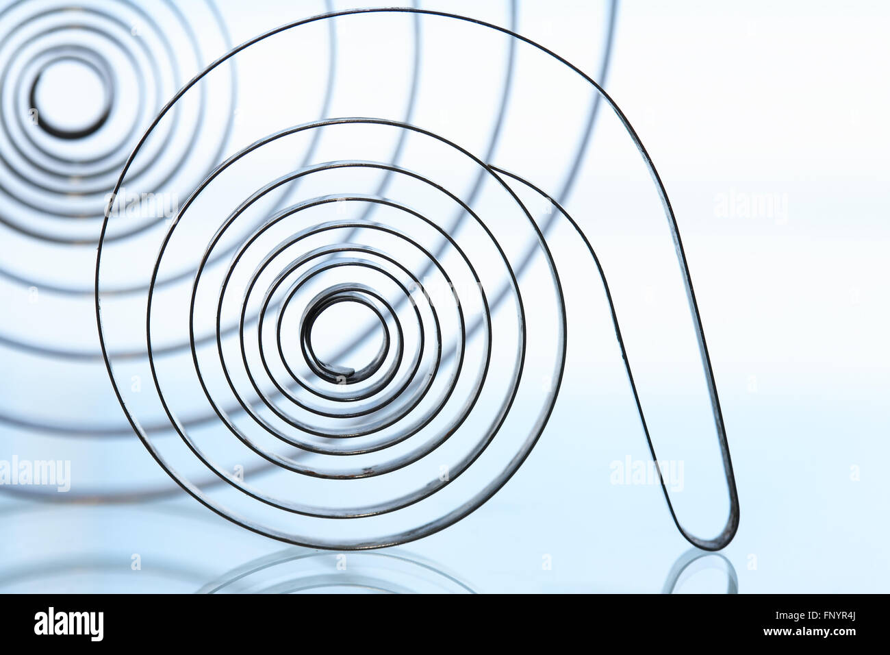 Contexte industriel. Closeup of old metal spirales avec réflexion Banque D'Images