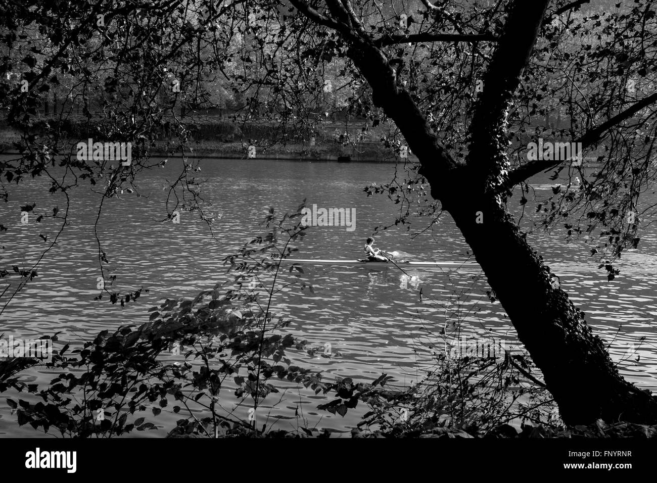 Rivière Po et un canot (Turin, Italie) Banque D'Images
