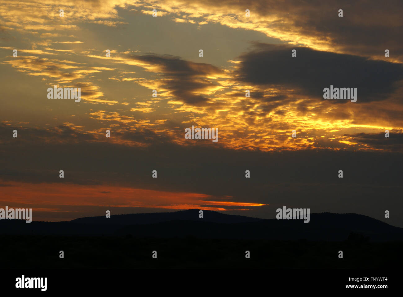 Shasta Sunset Valley, Californie, USA, vue du ciel magnifique juste après le coucher du soleil, black mountain ranges , nuages jaune orange Banque D'Images