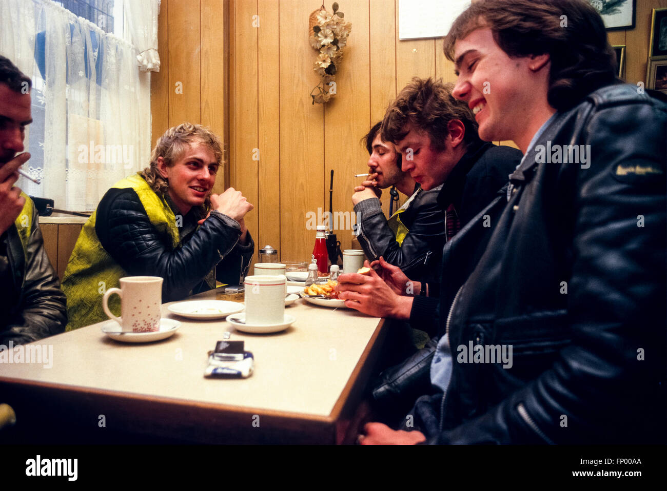 Les couriers de moto sur sa pause déjeuner dans le centre de Londres en 1986. Numérisation à partir de 35mm film dia. Banque D'Images