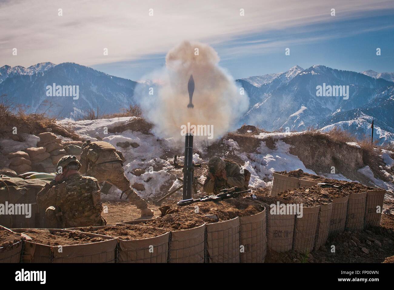 Les soldats de l'armée américaine un feu de mortier de 120 mm pendant les opérations contre les talibans de Mustang d'un poste d'observation le 26 janvier 2011 dans le Dewegal Valley, dans la province de Kunar, Afghanistan. Banque D'Images