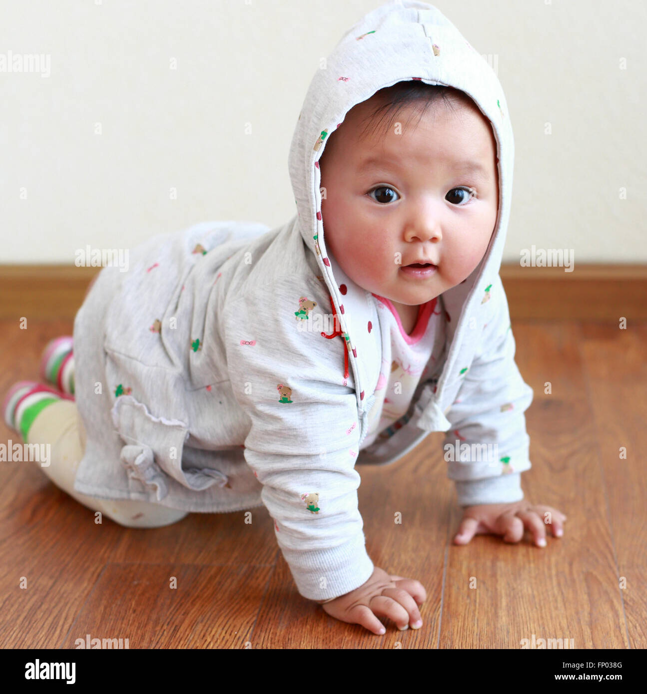 Asian baby lying on the floor Banque D'Images