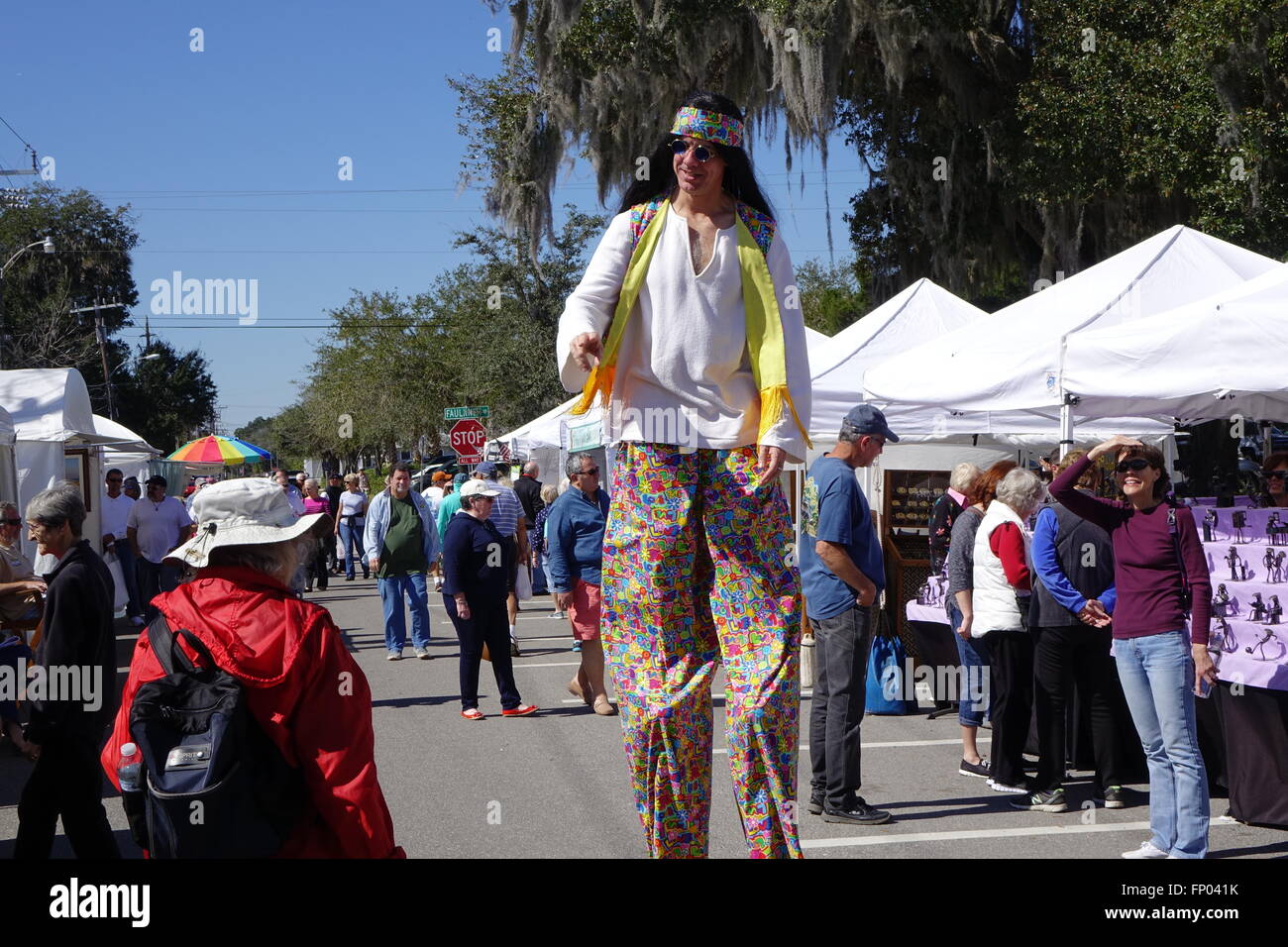 L'homme sur pilotis, Art Fiesta, 2016. New Smyrna Beach, en Floride. Comté de Volusia Banque D'Images