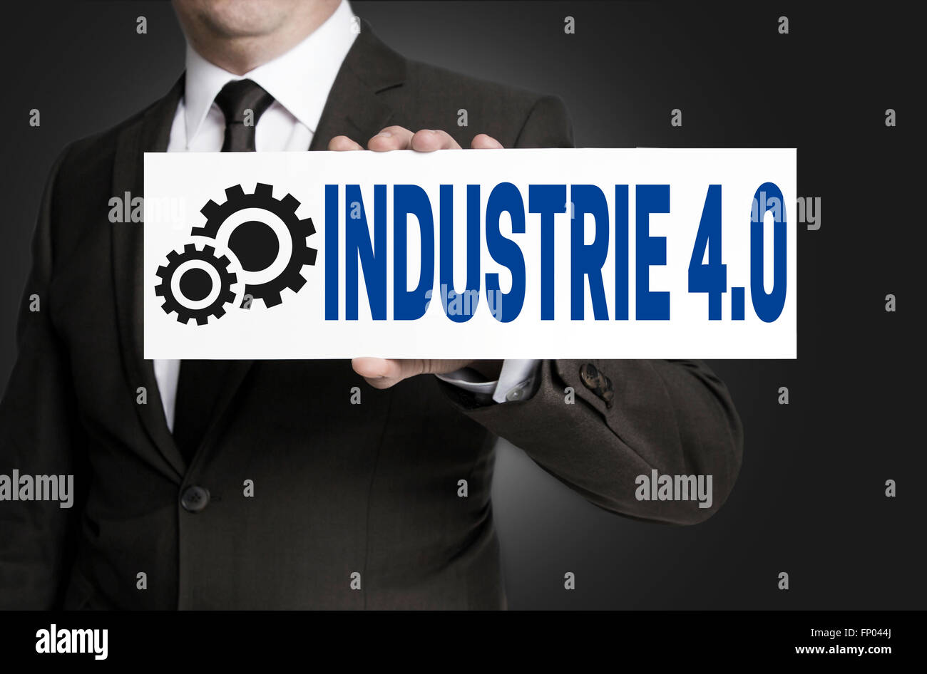Industrie 4.0 dans l'industrie allemande signe est tenu par l'homme d'affaires. Banque D'Images