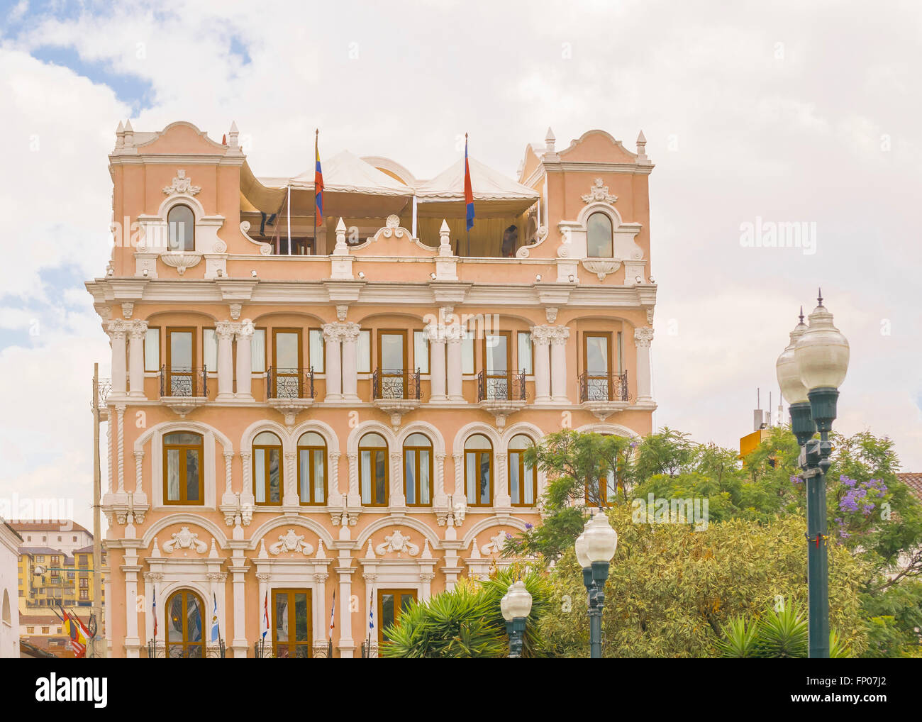 QUITO, EQUATEUR, octobre - 2015 - Low angle view de style néoclassique des capacités au centre historique de Quito en Equateur. Banque D'Images QUITO, EQUATEUR, octobre - 2015 - Low angle view de style néoclassique des capacités au centre historique de Quito en Equateur. Banque D'Images