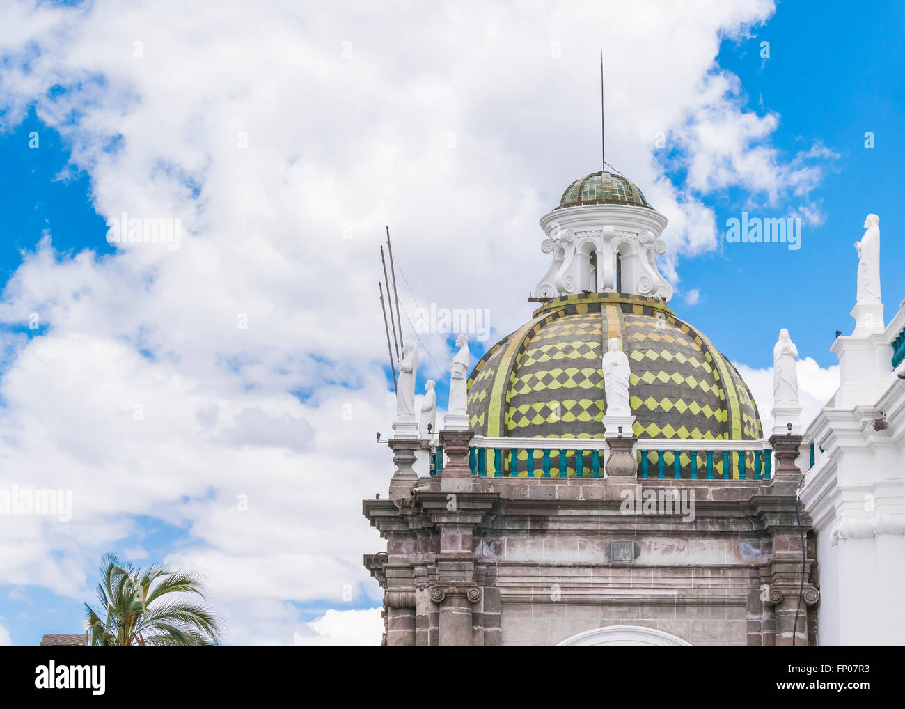 QUITO, EQUATEUR, octobre - 2015 - Low angle view of one le dôme de la cathédrale métropolitaine au centre historique de Quito en Banque D'Images