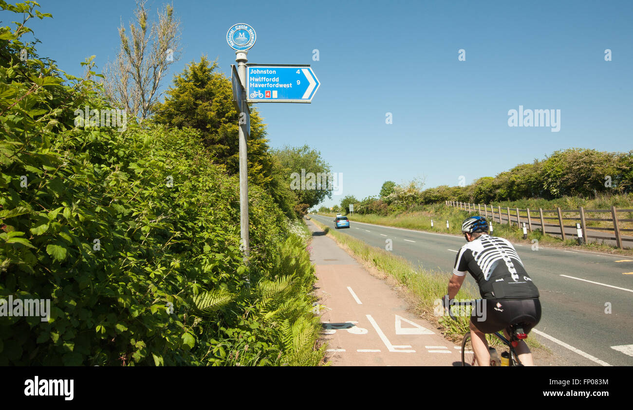 Randonnée à vélo le long de la Route 4 National Cycle Sustrans près de Pembrokeshire Wales,,Neyland. Banque D'Images