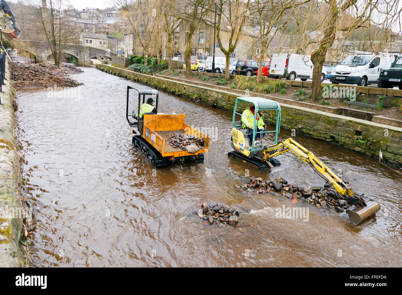 Hebden Bridge, Yorkshire, UK. Mar 15, 2016. Décombres retirés de Hebden Beck pour atténuer les inondations. © Graham Hardy/Alamy Live News Banque D'Images