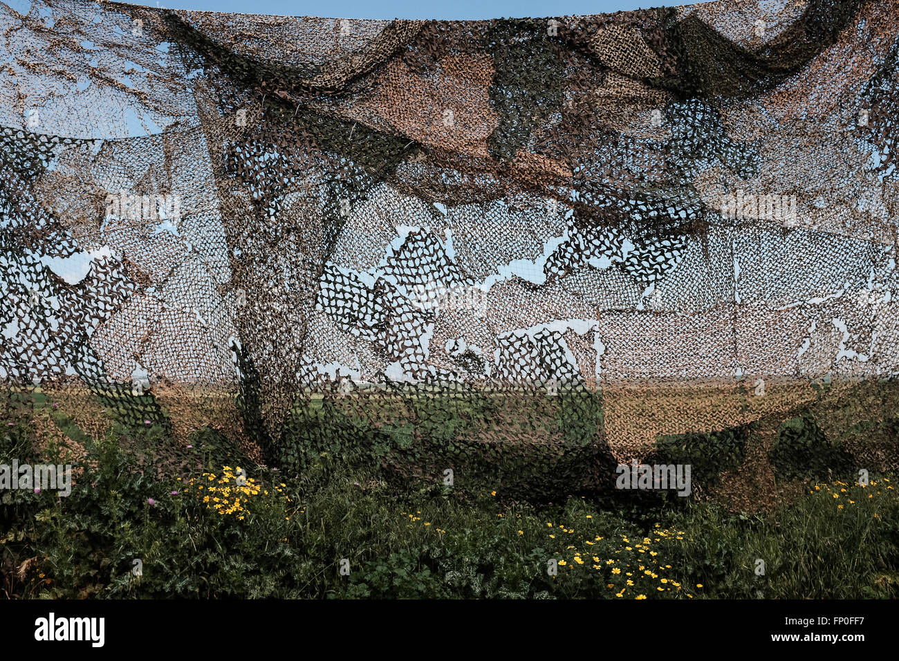 Conseil Régional Eshkol, Israël. 16 mars, 2016. Un immense filet de camouflage est déployée le long de la route 25 près du kibboutz Nahal Oz, servant à protéger les véhicules qui passent de tireurs isolés à partir de la bande de Gaza. Un calme tendu du côté d'Israël domine la frontière avec Gaza après un échange de tirs de roquettes de Gaza vers Israël et d'un Israël de représailles grève Air Force au cours des derniers jours. Credit : Alon Nir/Alamy Live News Banque D'Images