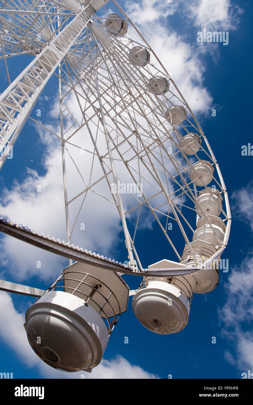 Grande roue blanc massif avec gousses blanches encerclant dans un profond ciel bleu avec des nuages blancs moelleux et utilisé comme principale attraction de Dudley town centre Banque D'Images