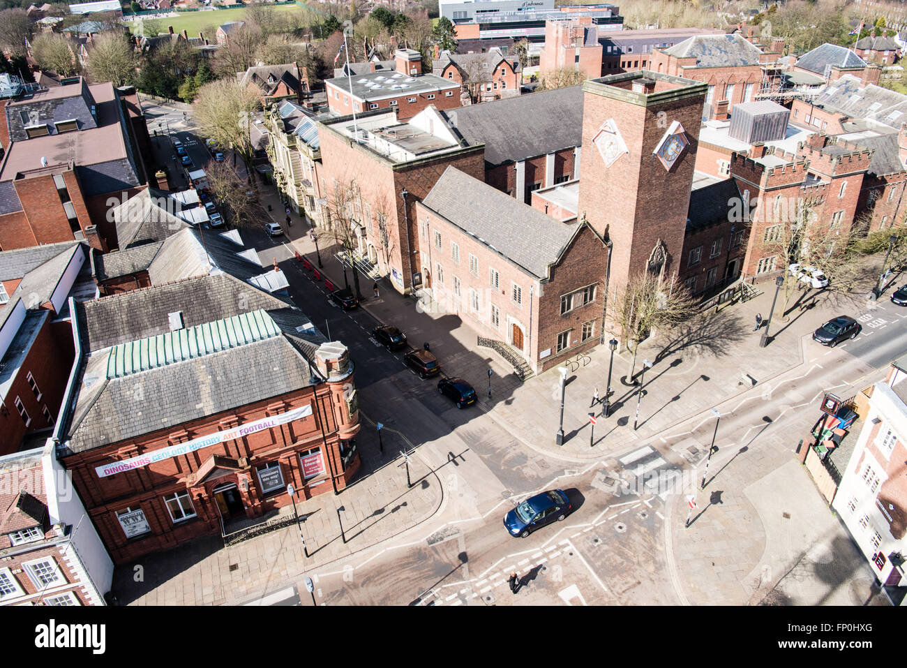Vue d'Ariel de Dudley centre-ville avec la chambre du conseil, Hôtel de Ville de Dudley, les rues et les toits près de Stone Street Square par temps clair Banque D'Images