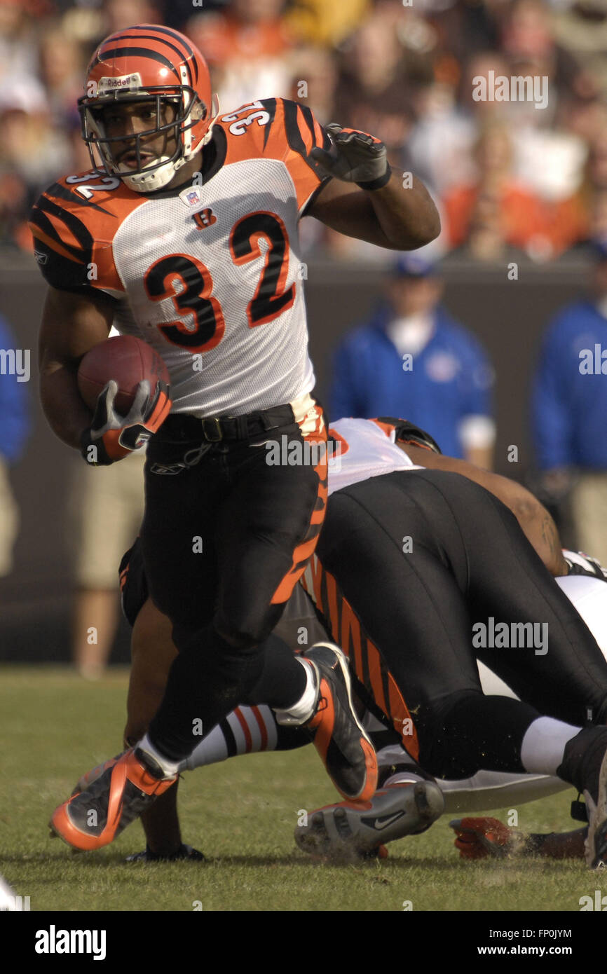 Cleveland, Ohio, USA. 26 Nov, 2006. Active dans les années 1960 (32) Rudi Johnson en action lors de son match contre l'équipe de Cleveland Browns de Cleveland Browns Stadium le 26 novembre 2006 à Cleveland, Ohio. ZUMA Press/Scott A. Miller © Scott A. Miller/ZUMA/Alamy Fil Live News Banque D'Images