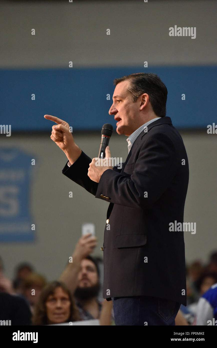 Saint Louis, MO, USA - Le 12 mars 2016 : candidat présidentiel républicain Ted Cruz a parlé à un foule dans le Parkway West High School de sports. Banque D'Images