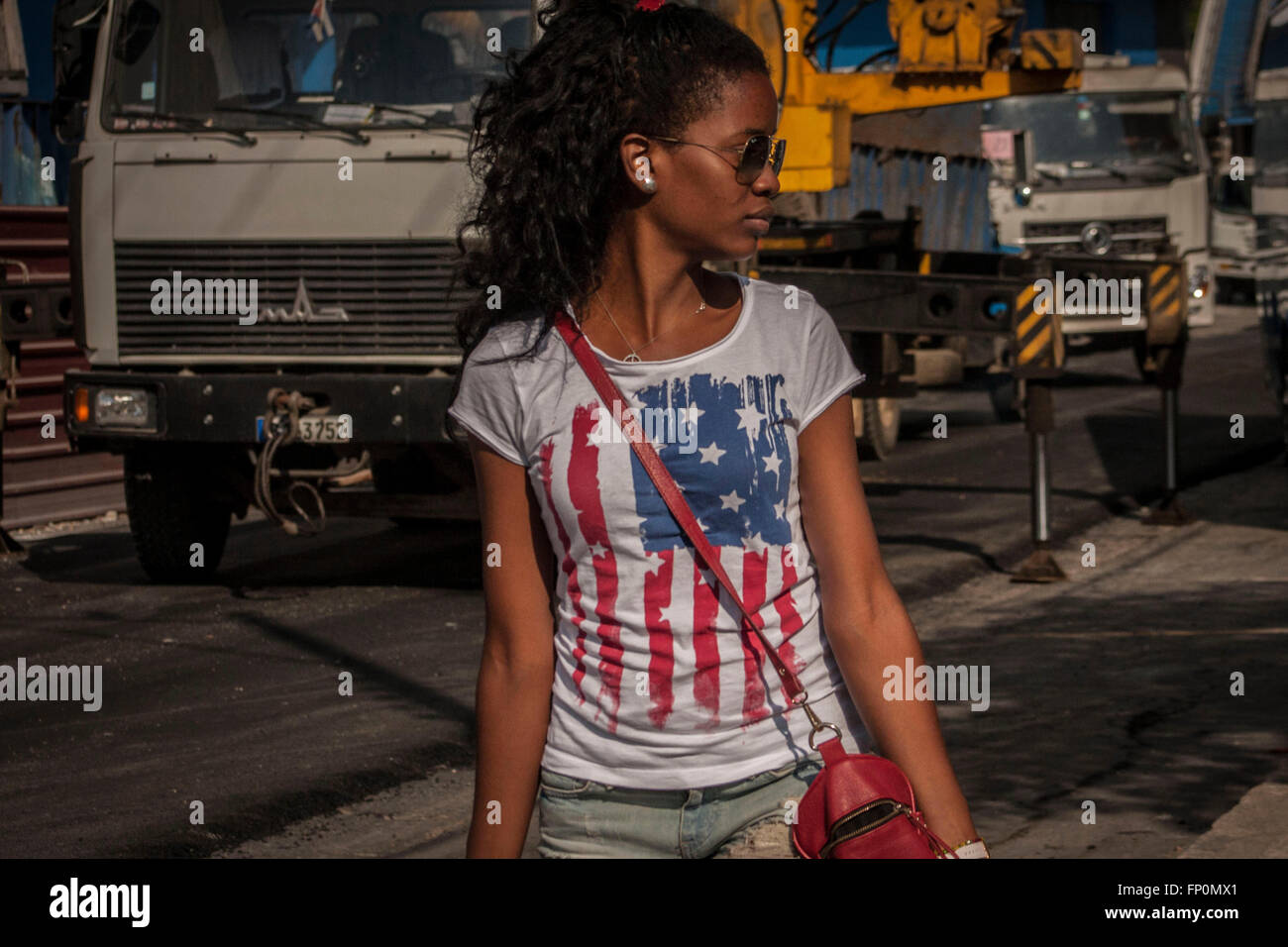 La Havane, Cuba. Mar 16, 2016. Une femme porte un T-shirt avec imprimé drapeau américain de droit à la Havane, Cuba, le 16 mars 2016. Le président des États-Unis, Barack Obama, visite prévue à Cuba, les 21 et 22 mars fait de lui le premier président américain en 88 ans pour le faire. © Joaquin Hernandez/Xinhua/Alamy Live News Banque D'Images