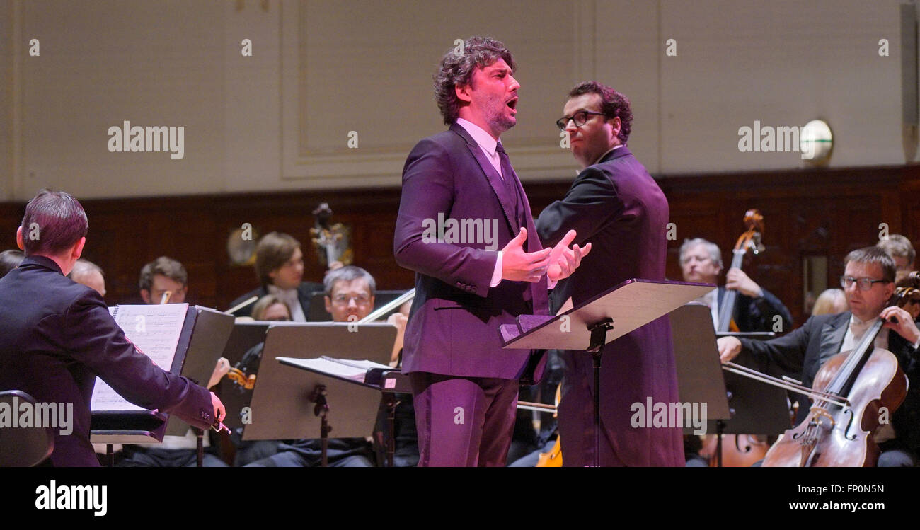 Prague, République tchèque. Mar 16, 2016. Le ténor allemand Jonas Kaufmann joue sur la scène lors de son concert dans la Salle Smetana de la Maison municipale de Prague, en République tchèque, le mercredi 16 mars 2016. © Michal Krumphanzl/CTK Photo/Alamy Live News Banque D'Images