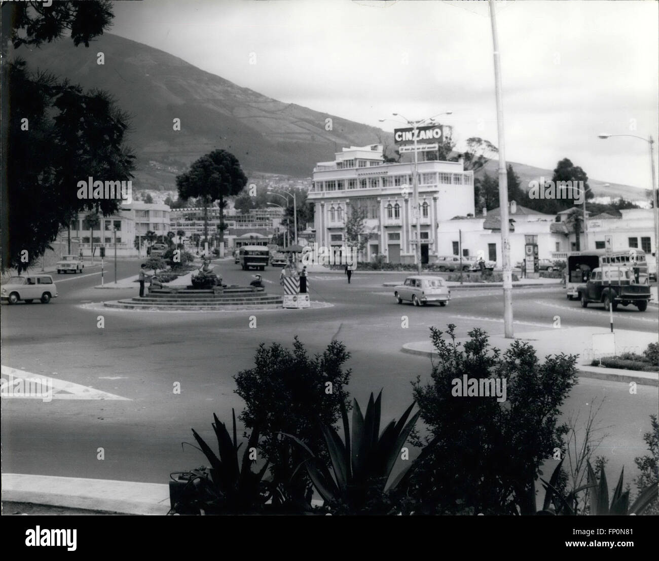 1962 - EQUATEUR - Quito : un petit carré situé entre quelques pistes de la nouvelle section de la ville. Dans le milieu il y a ''Las Focas'' fontaine. © Keystone Photos USA/ZUMAPRESS.com/Alamy Live News Banque D'Images