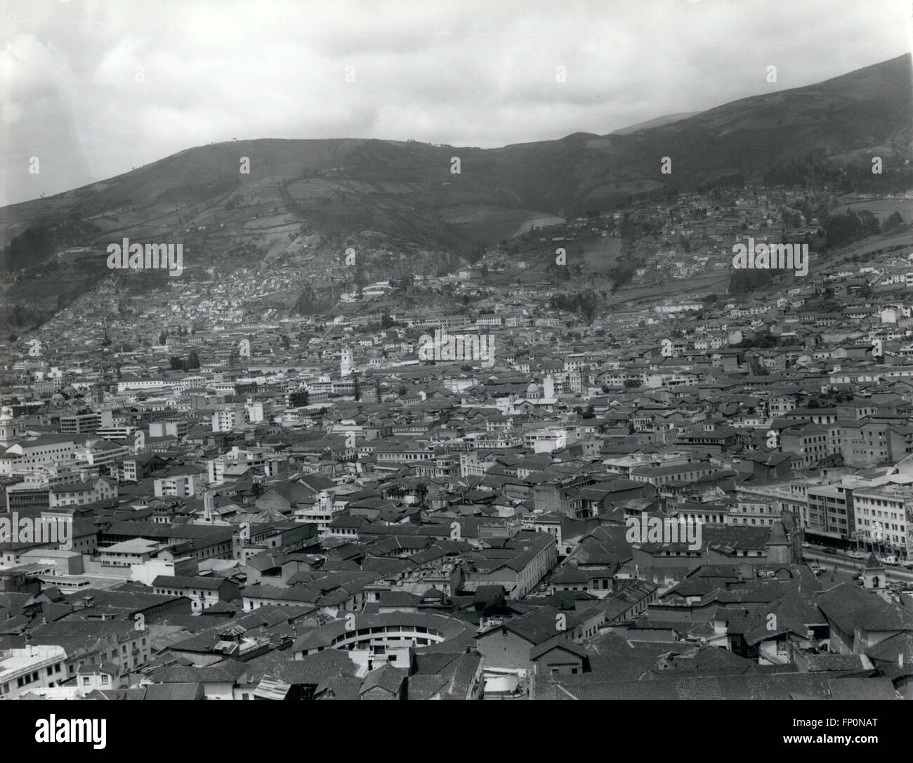 1962 - EQUATEUR - Quito : Quito est vue d'Ichimbia Killy. Nous pouvons apprécier la ville antique avec des rues étroites, de vieilles abrité et parfois avec de grandes constructions. © Keystone Photos USA/ZUMAPRESS.com/Alamy Live News Banque D'Images