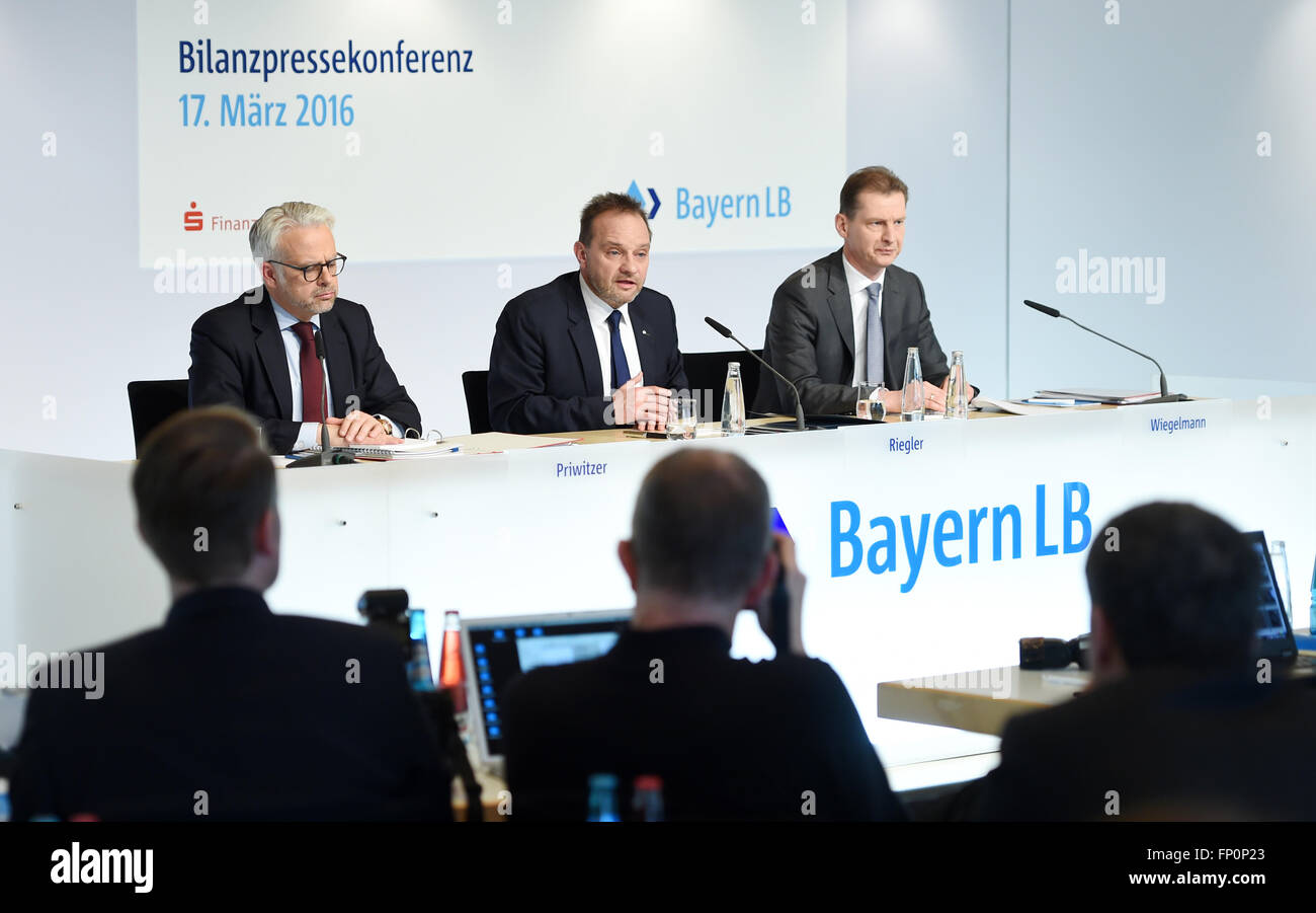 Munich, Allemagne. Mar 17, 2016. Matthias Priwitzer (l-r), porte-parole de la BayernLB, Johannes-Joerg Riegler, PDG de la BayernLB, CFO et Markus Wiegelmann à la conférence de presse de la BayernLB banque d'État à Munich, Allemagne, 17 mars 2016. PHOTO : TOBIAS HASE/dpa/Alamy Live News Banque D'Images