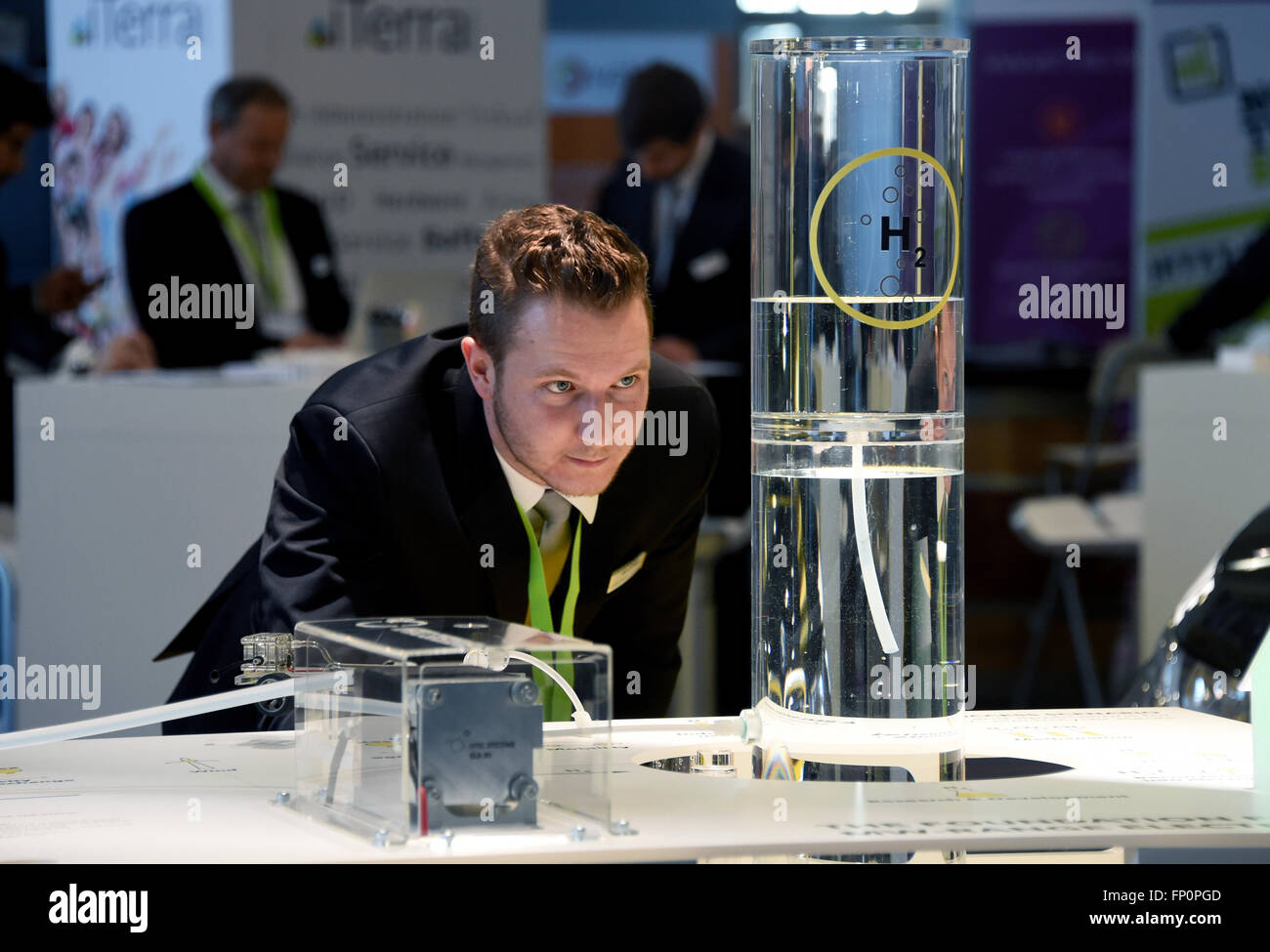 Husum, Allemagne. Mar 17, 2016. Benedikt développeur pécheur à la recherche d'une installation de production de l'hydrogène sur le stand de H-Tec Systems au 'New Energy Husum' juste à Husum, Allemagne, 17 mars 2016. Environ 150 exposants informent sur l'environnement l'énergie renouvelable pour la production d'électricité, haute et basse température ainsi que le combustible. Les organisateurs attendent environ 10 000 visiteurs de l'Allemagne et d'autres pays. PHOTO : CARSTEN REHDER/dpa/Alamy Live News Banque D'Images