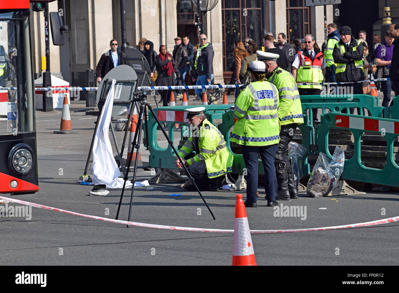 Londres, Royaume-Uni. 17 mars, 2016. La plupart de la place du Parlement est fermée à la circulation que la police d'inspecter les lieux d'un grave accident impliquant un bus à impériale pendant les heures de pointe. L'hélicoptère air ambulance a été appelée et elle a été traitée pour injuriesbefore la tête et aux jambes d'être prises pour centre de traumatologie par Crédit : ambulance des PjrNews/Alamy Live News Banque D'Images