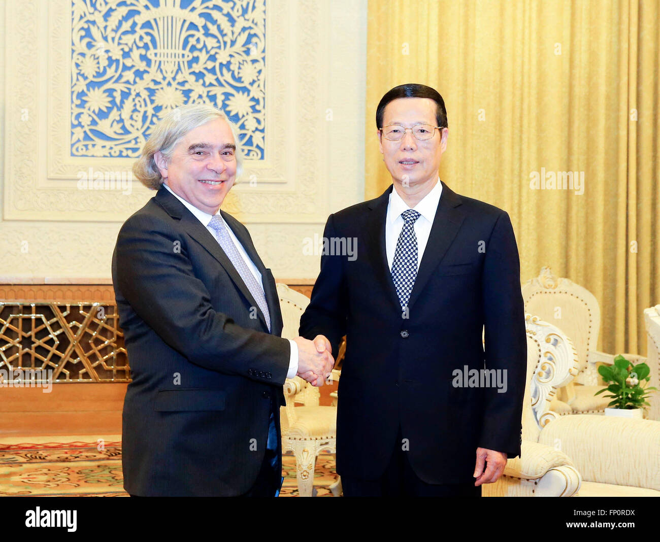 (160317) -- BEIJING, 17 mars 2016 (Xinhua) -- le vice-Premier ministre chinois Zhang Jaili (R) rencontre avec le secrétaire américain de l'énergie Ernest Moniz à Beijing, capitale de la Chine, 16 mars 2016. (Xinhua/Ding Lin) (zkr) Banque D'Images