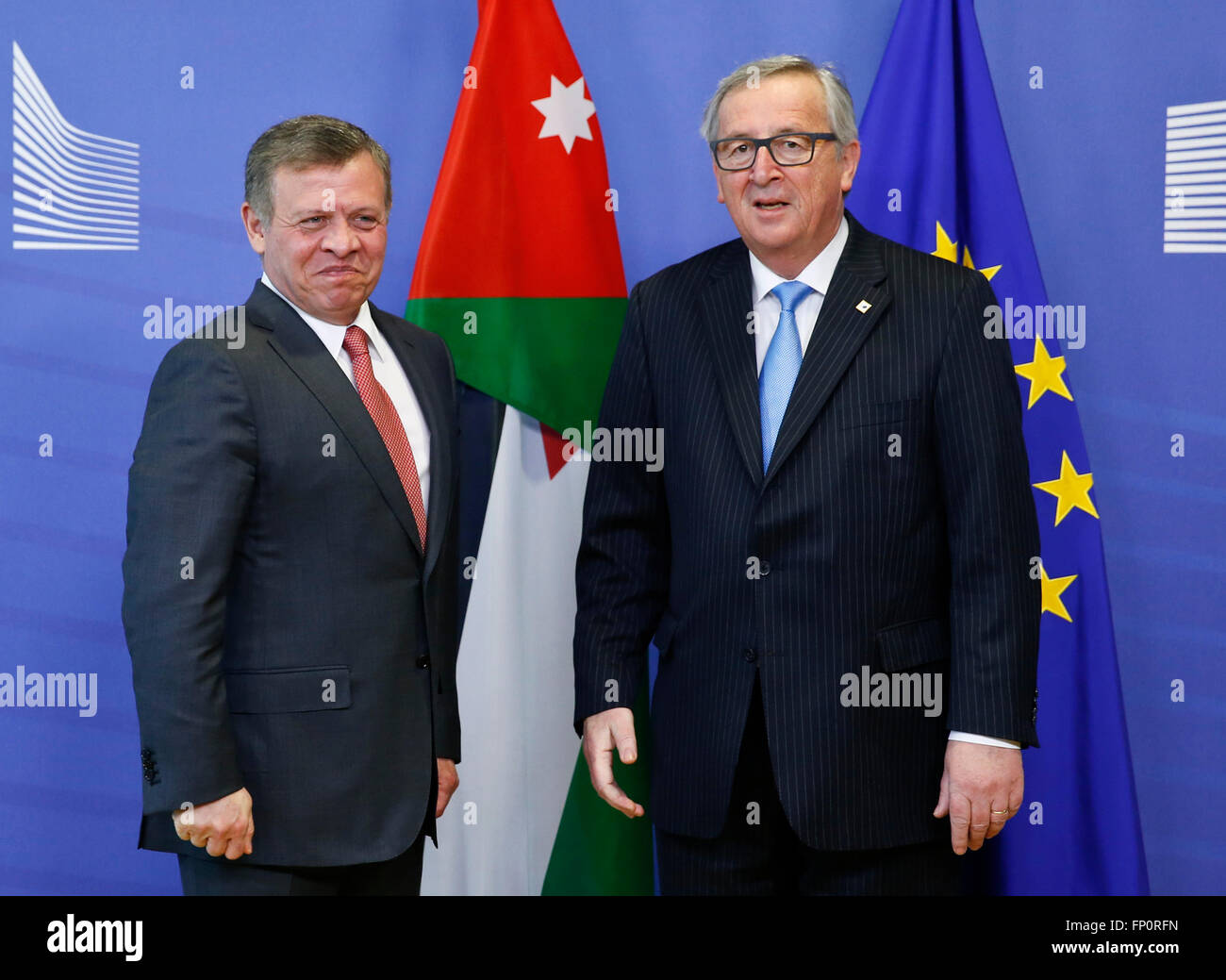 (160317) -- Bruxelles, le 17 mars 2016 (Xinhua) -- Le Président de la Commission européenne, Jean-Claude Juncker (R) rencontre avec le roi Abdallah II de Jordanie à l'Union européenne siège à Bruxelles, Belgique, le 17 mars 2016. (Xinhua/Ye Pingfan) Banque D'Images