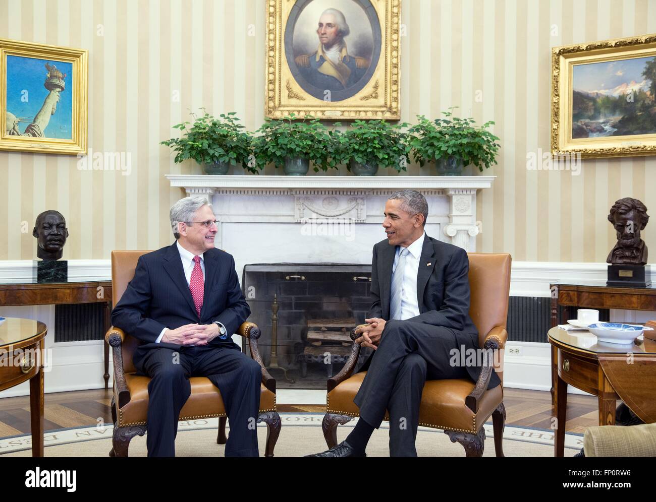 Washington DC, USA. 16 mars, 2016. Le président des États-Unis, Barack Obama rencontre le Juge en chef Merrick B. Garland dans le bureau ovale de la Maison Blanche le 9 mars 2016 à Washington, DC. Obama a annoncé que son candidat pour le poste de Garland, la Cour suprême des États-Unis le 16 mars. Banque D'Images