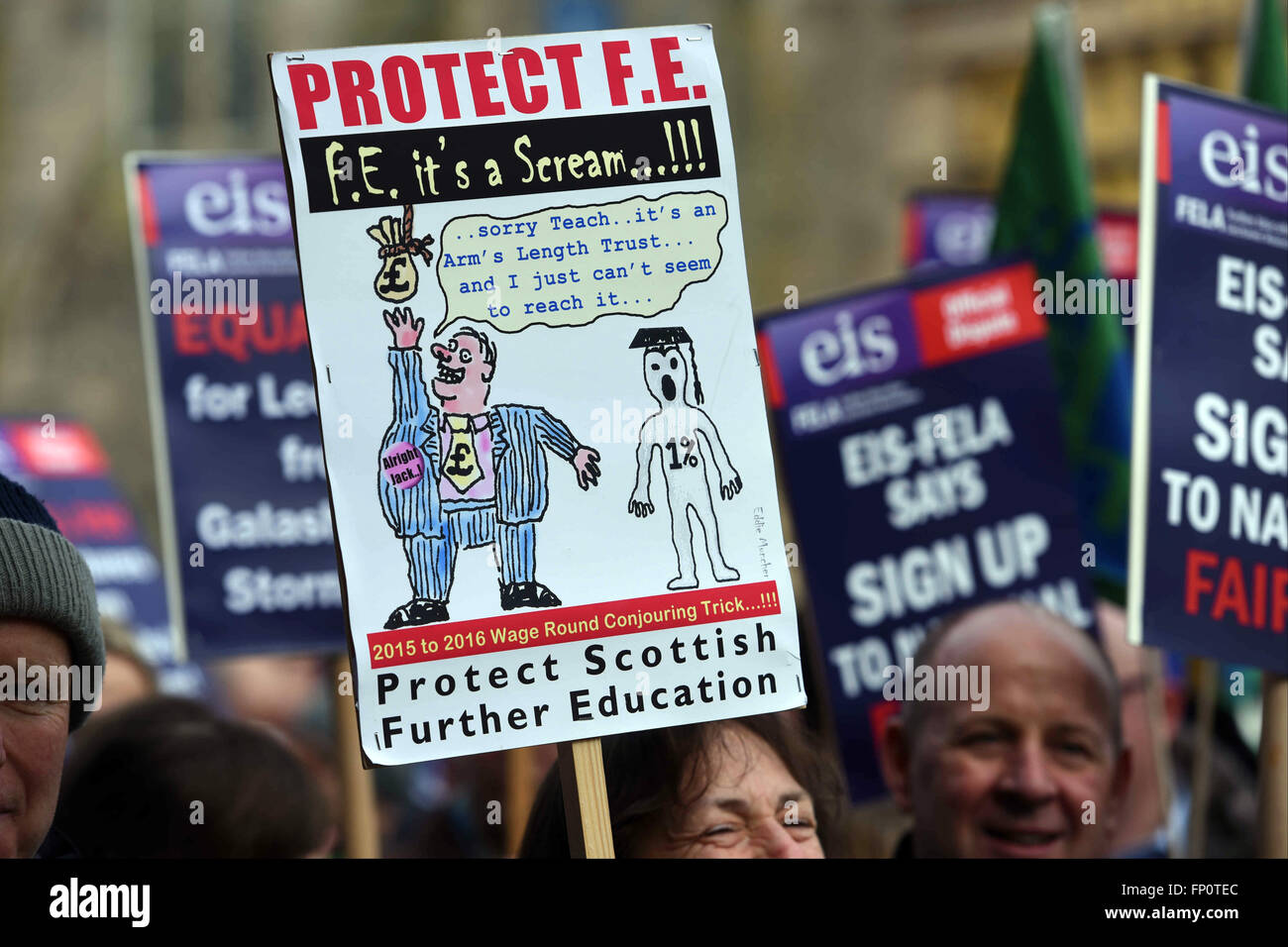 Edinburgh, Ecosse, Royaume-Uni, 17, mars 2016. Les professeurs du collège de protestation devant le Parlement écossais sur l'égalité de rémunération, de crédit : Ken Jack / Alamy Live News Banque D'Images