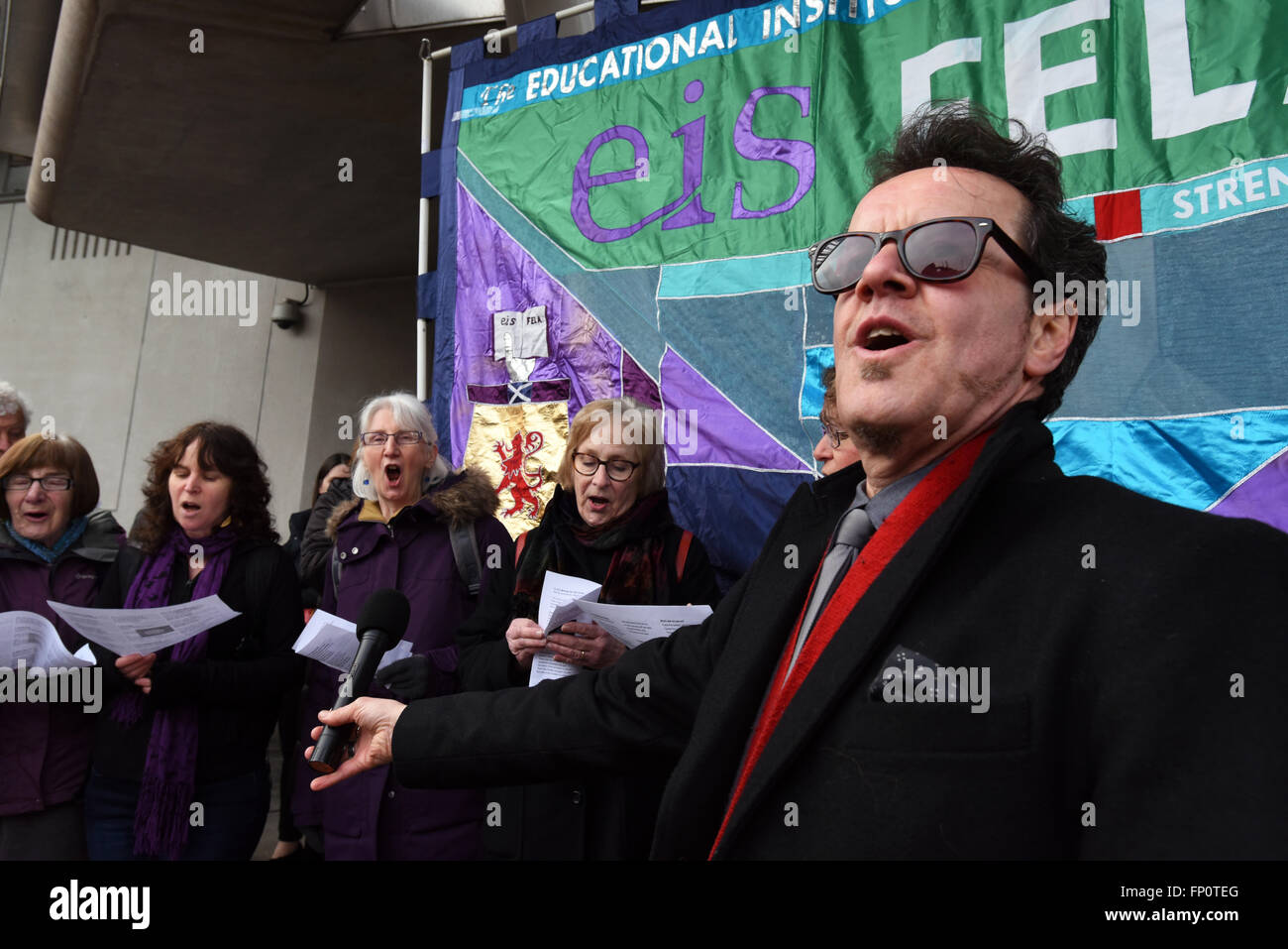 Edinburgh, Ecosse, Royaume-Uni, 17, mars 2016. Les professeurs du collège de protestation devant le Parlement écossais sur l'égalité de rémunération, de crédit : Ken Jack / Alamy Live News Banque D'Images