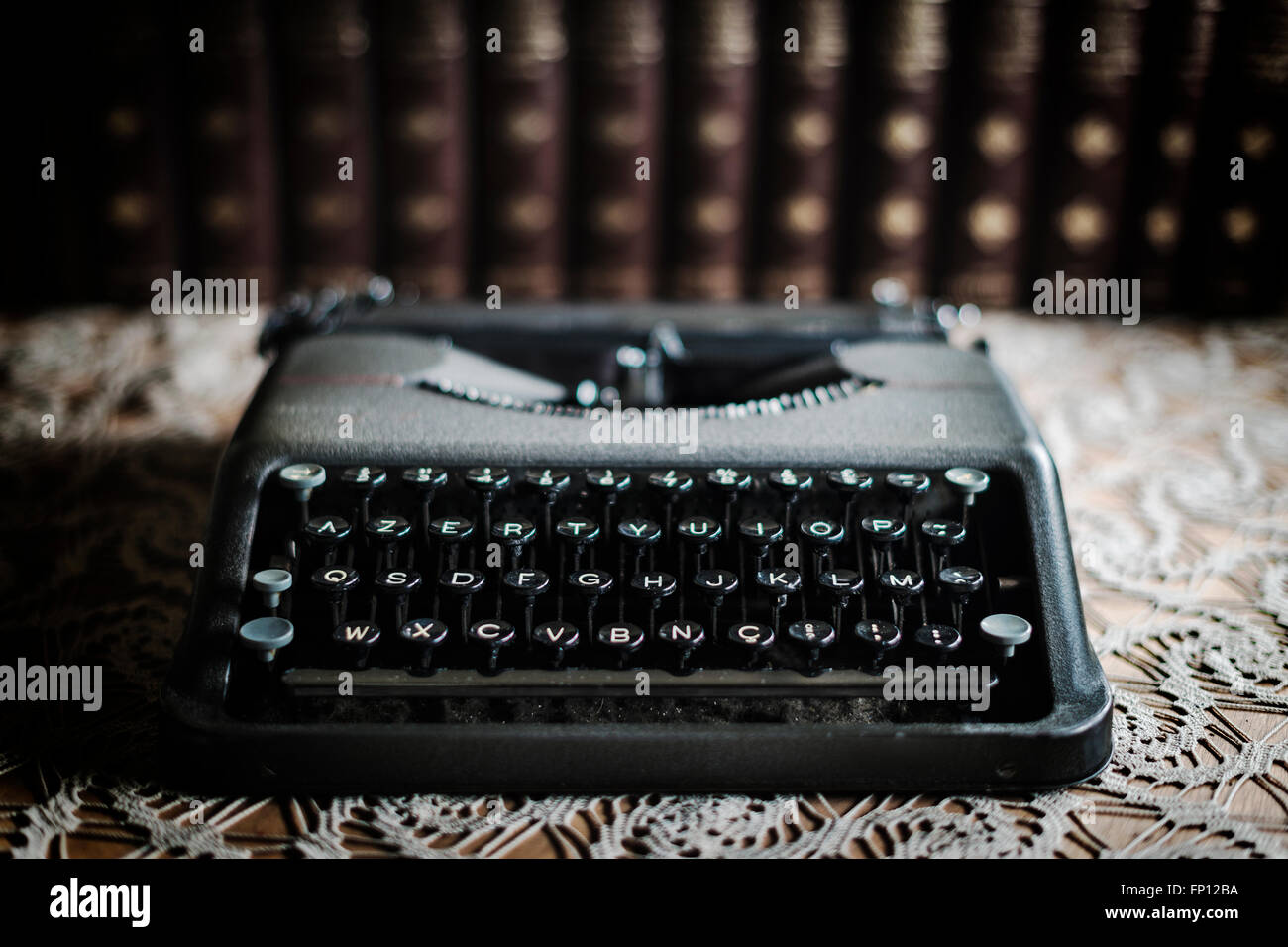 Machine à écrire vintage et livres anciens Banque D'Images