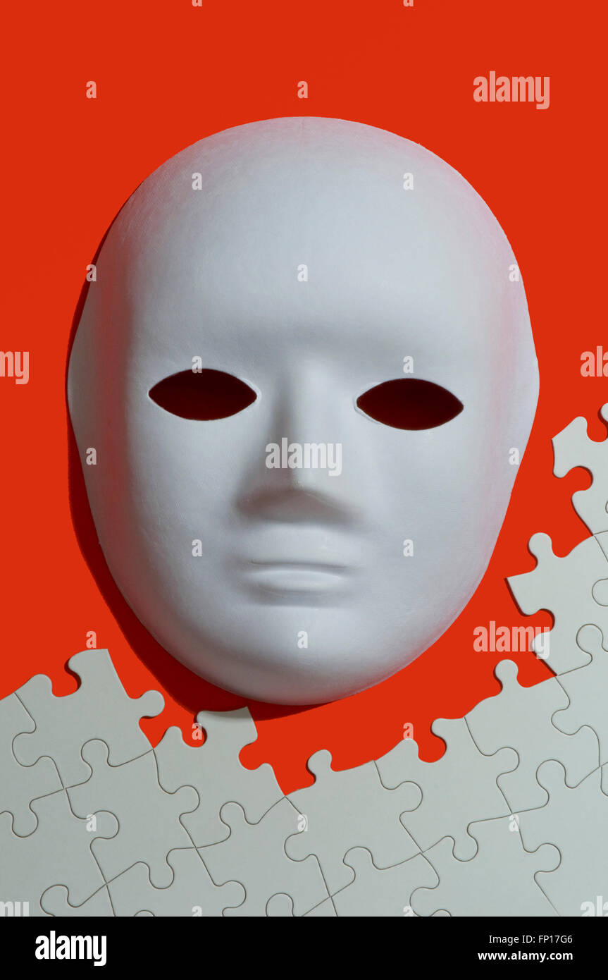 White masque et des pièces de puzzle Banque D'Images