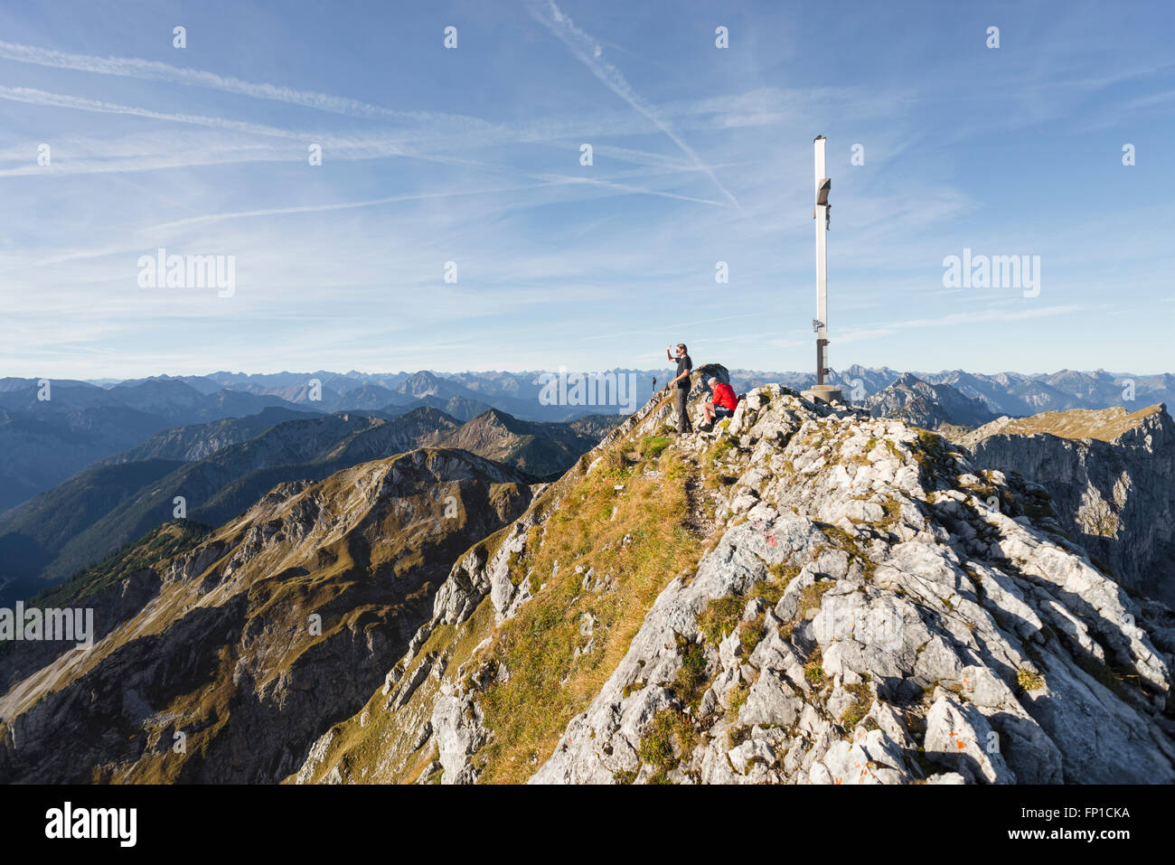 Randonneurs sur le sommet du mont Hochplatte regardant le panorama des Alpes et le Tyrol sur un matin d'automne ensoleillé Banque D'Images