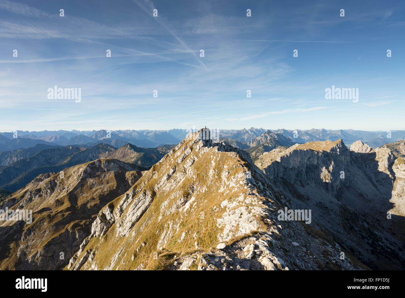 Crête du sommet du mont Hochplatte près de château de Linderhof avec panorama des Alpes,montagnes de Lech et vallées de Tannheim Banque D'Images