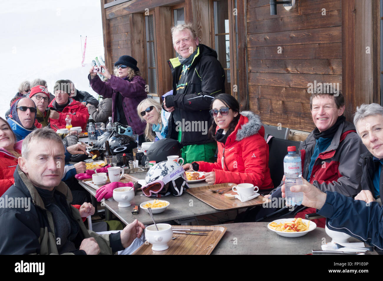 Un groupe de personnes à un café de montagne bénéficiant d'un séjour de ski dans les Alpes Suisses, Lenk, Suisse Europe Banque D'Images