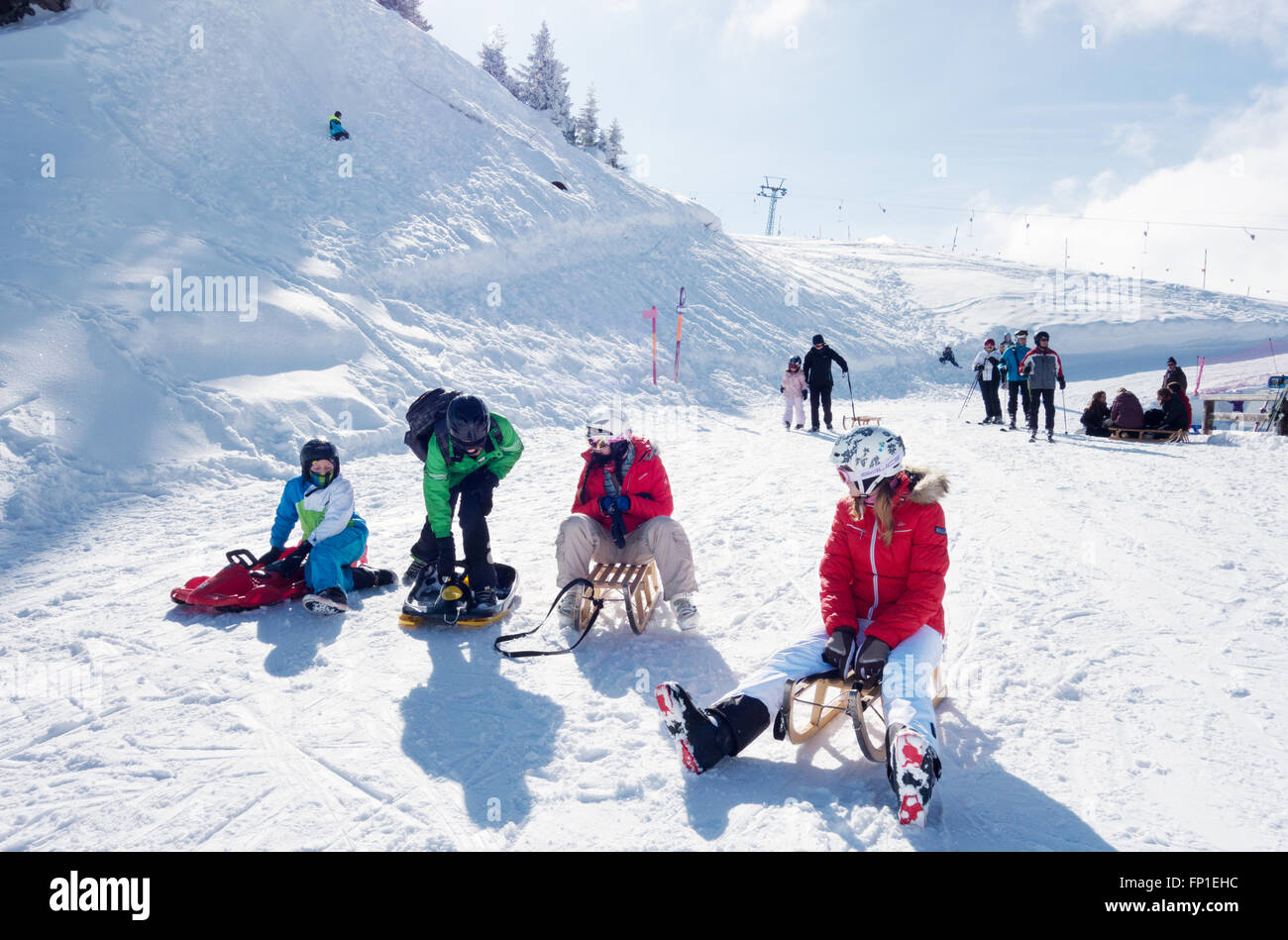 Vacances d'hiver Alpes; adolescents et enfants traîner dans les Alpes suisses à Lenk, canton de Berne, Suisse, Europe Banque D'Images