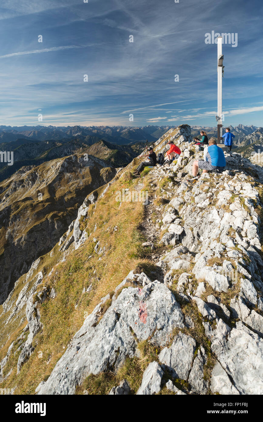Randonneurs sur le sommet du mont Hochplatte regardant le panorama des Alpes et le Tyrol sur un matin d'automne ensoleillé Banque D'Images