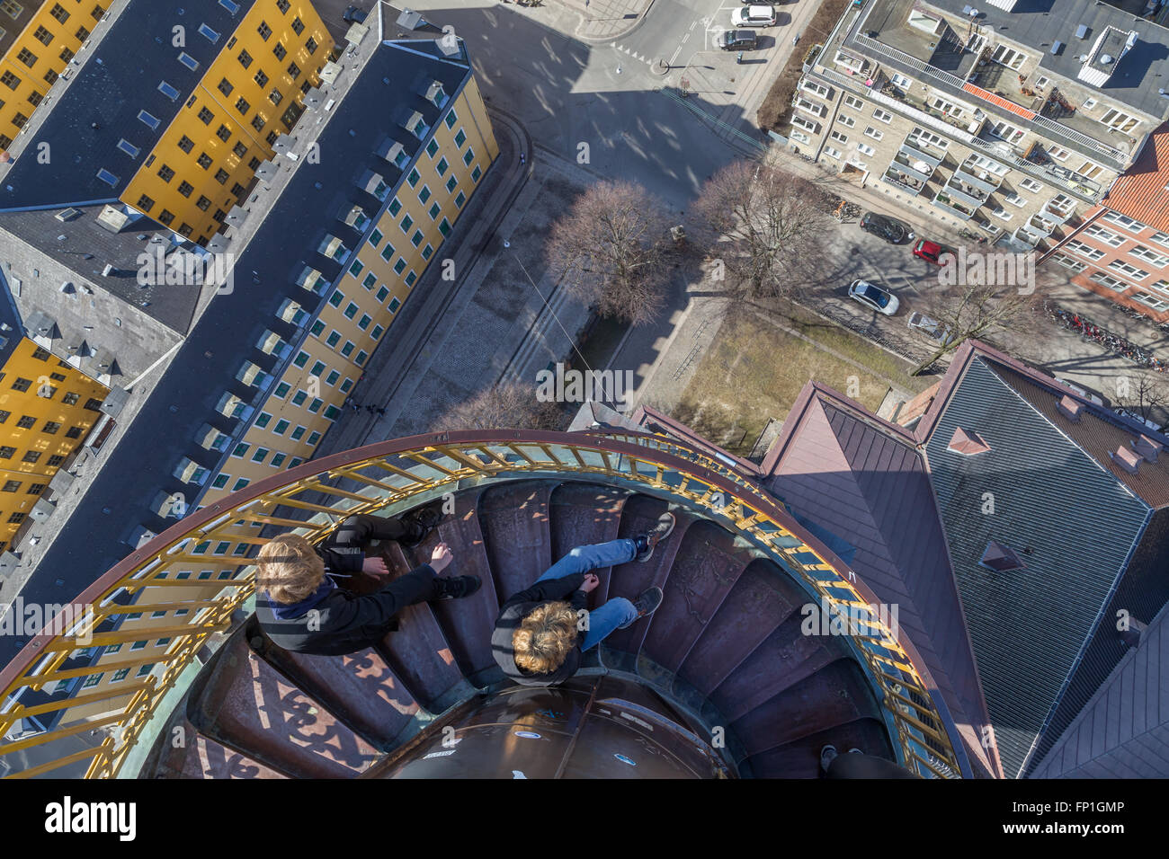 Copenhague, Danemark - 16 mars 2016 : les touristes sur l'escalier en spirale de Vor Frelsers avec Kirke à Copenhague, Danemark. Banque D'Images
