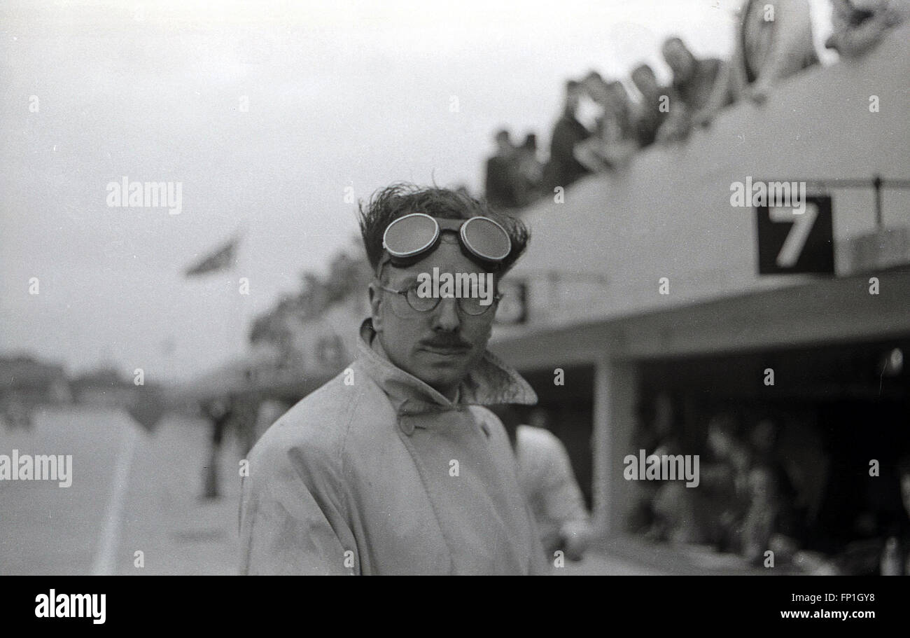 1930, Photo historique du célèbre pilote de course britannique de corsaires Hugh Curling Hunter dans la voie de la fosse du circuit de course de Brooklands, en 1907 le premier circuit de course automobile au monde, Weybridge, Surrey, Angleterre. Hugh Hunter était l'un des personnages, un coureur de gentleman de moyens indépendants, qui dominait la scène de course de Brooklands dans les années 1920 et 1930. Banque D'Images