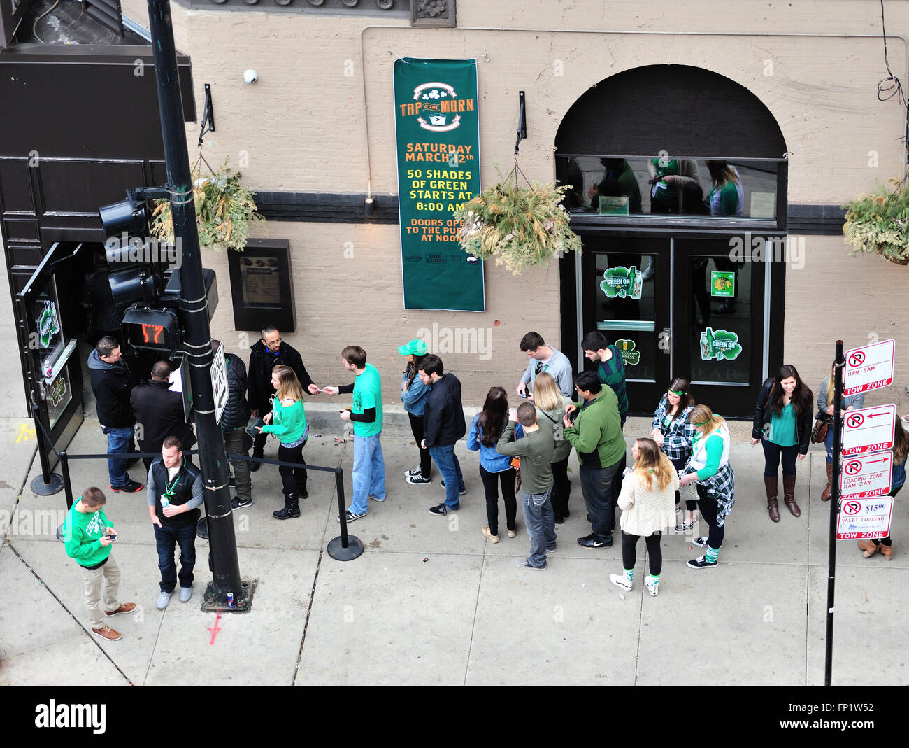 La célébration de la Saint-Patrick commence tôt à Chicago en tant que patrons alignent pour un brunch à une rivière. quartier nord. Chicago, Illinois, USA. Banque D'Images