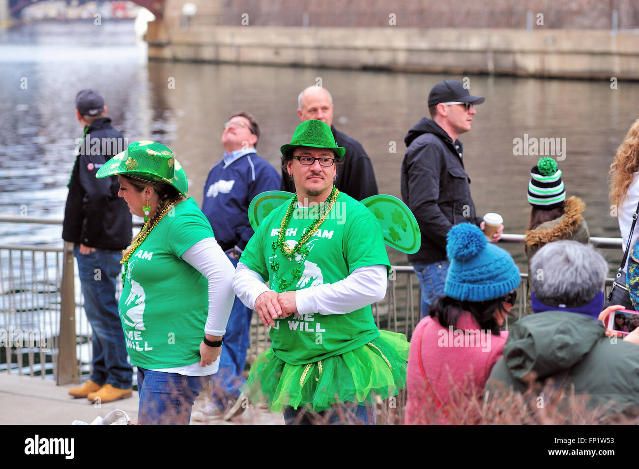 Les gens sur le Riverwalk, le long de la rivière Chicago en prévision de la rivière d'être teint en vert pour le jour de la Saint-Patrick, maison de vacances. Chicago, Illinois, USA. Banque D'Images